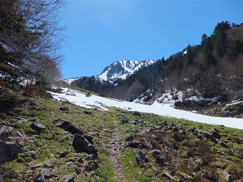 Refuge Du Larry M Tres D Altitude Sur La Commune D Urdos En