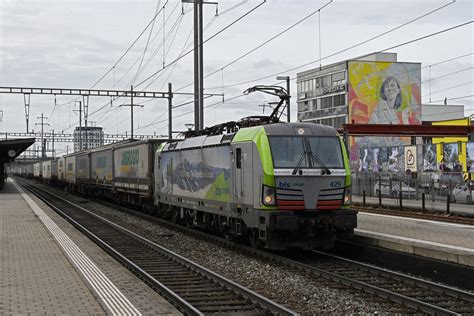 Siemens Vectron 475 425 5 der BLS durchfährt am 08 02 2024 den Bahnhof