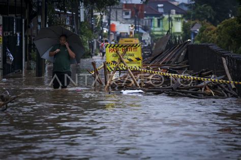 Banjir Akibat Perbaikan Tanggul Antara Foto