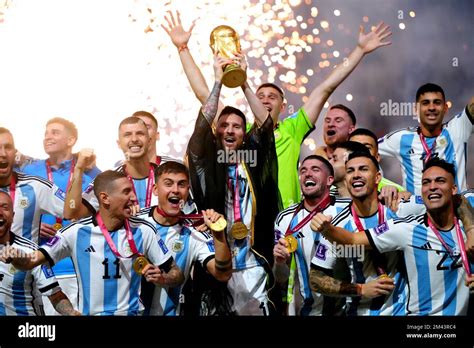 Lionel messi world cup 2022 trophy hi-res stock photography and images ...