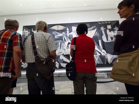 Persone Che Guardano Il Dipinto Di Guernica Di Pablo Picasso Immagini E