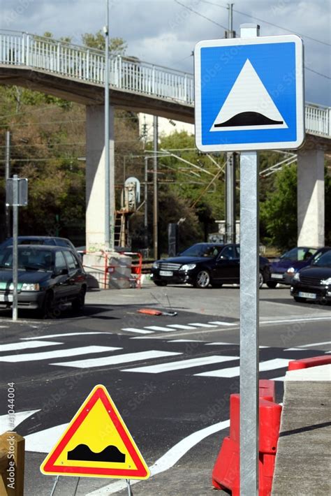 Signalisation Verticale Et Horizontale D Un Ralentisseur Stock Photo