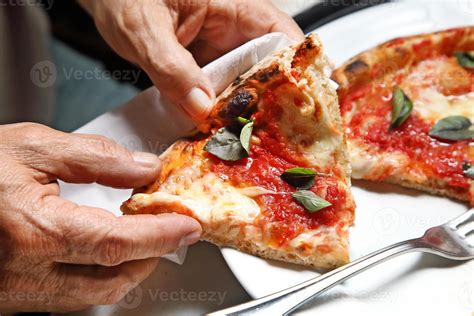 Step By Step Guide On How To Eat Authentic Neapolitan Pizza With Your