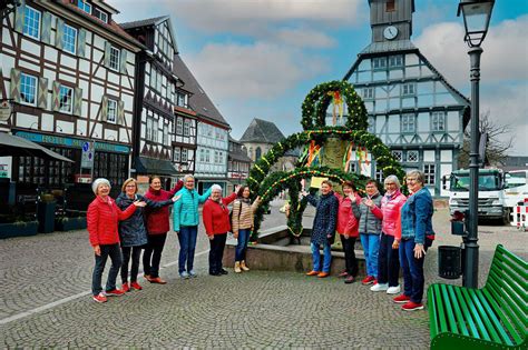 Landfrauen Schm Cken Osterbrunnen In Uslar Land Forst