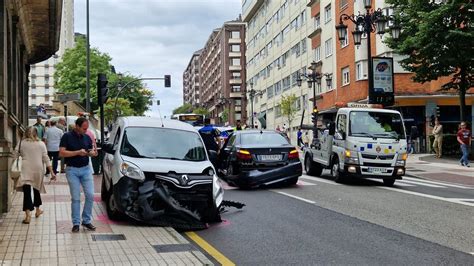 Aparatoso Accidente En Oviedo Choca Con Otro Veh Culo Y Tiene Que Ser