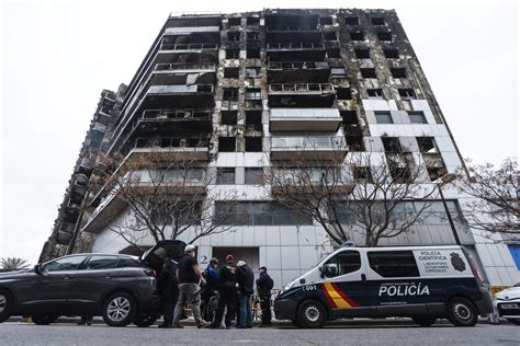 Los Peritos Buscan El Origen Del Incendio Del Edificio Del Barrio De