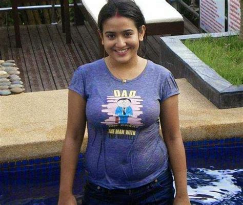 Indian Desi Beautiful Housewife Bathing New Photos Beautiful Desi