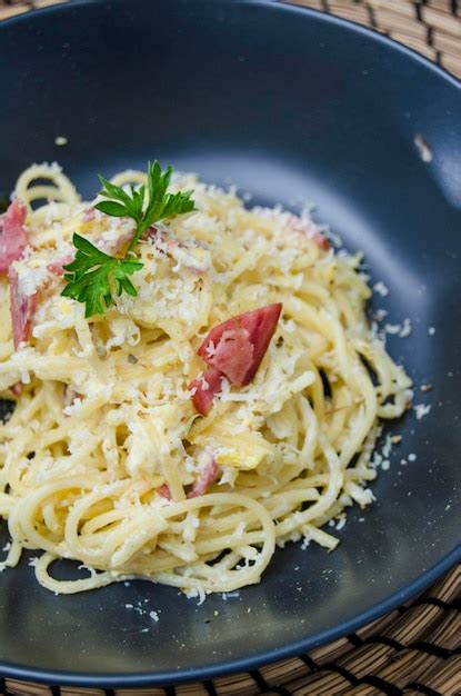 Premium Photo Spaghetti Carbonara With Ham