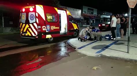 Garupa Cai Da Motocicleta E Precisa Ser Socorrida Pelo Siate No Bairro