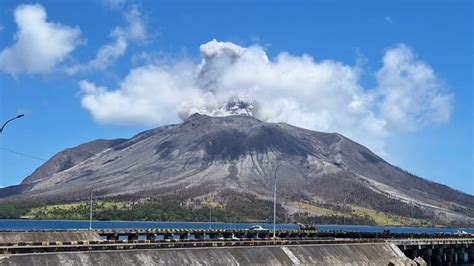 Warga Tagulandang Tunjukan Kondisi Rumah Pasca Erupsi Gunung Ruang