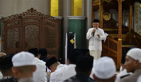 Laksanakan Tarawih Di Masjid Agung Al Munawwarah Banjarbaru Wapres