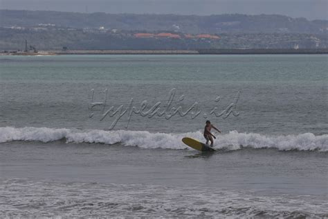 Hypeabis - SURFING DI PANTAI KUTA