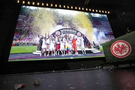 50000 Beim Public Viewing In Frankfurt Eintracht Frankfurt Männer