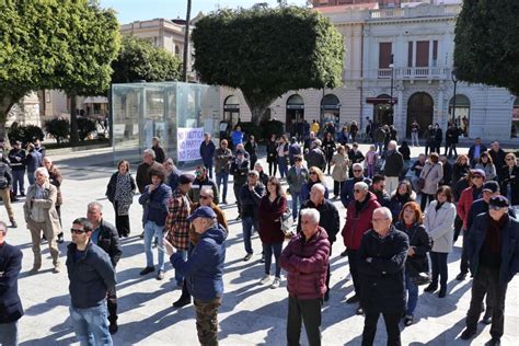 Emergenza Rifiuti A Reggio Calabria Cittadini In Piazza Contro Il