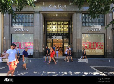 Zara Store Front Hi Res Stock Photography And Images Alamy