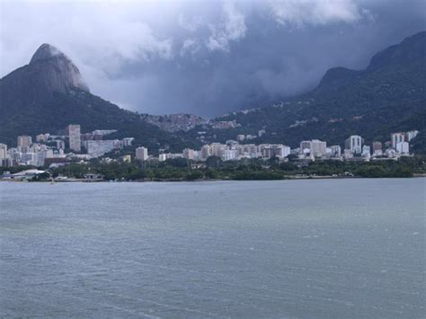 G1 Vento Forte Com Chegada De Frente Fria Derruba árvores No Rio