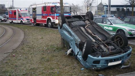 Fahrzeug Landet Mitten Im Berufsverkehr Auf Dem Dach