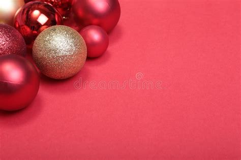 Esferas Vermelhas Do Natal Em Um Fundo Vermelho Imagem De Stock