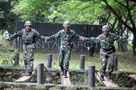 KETANGKASAN HALANG RINTANG PRAJURIT KORPS MARINIR ANTARA Foto