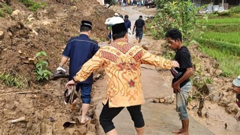 Kondangan Penuh Perjuangan Rombongan Besan Harus Terjang Jalan Lumpur