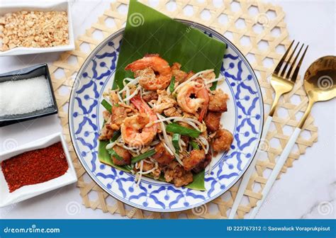 Stir Fried Turnip Cake With Shrimp Bean Spout And Chives Thai