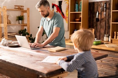 Padre Ocupado Trabajando Mientras Triste Hijo Mir Ndolo Foto Premium