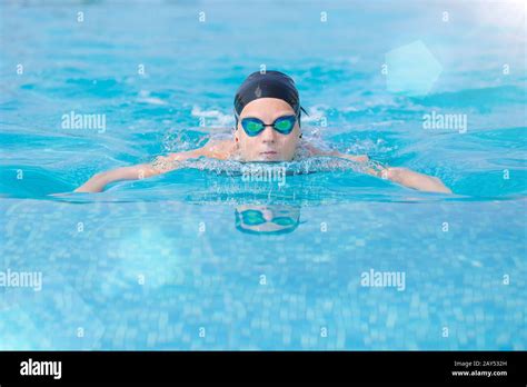 Young girl swimming butterfly stroke style Stock Photo - Alamy