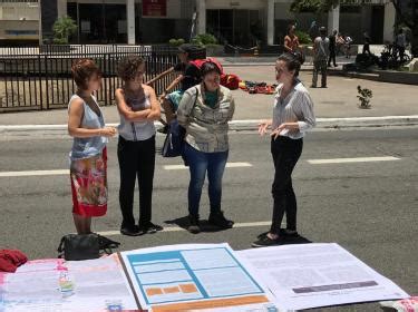 Alunas da Psicologia da PUC SP expõem TCCs na Paulista Aberta