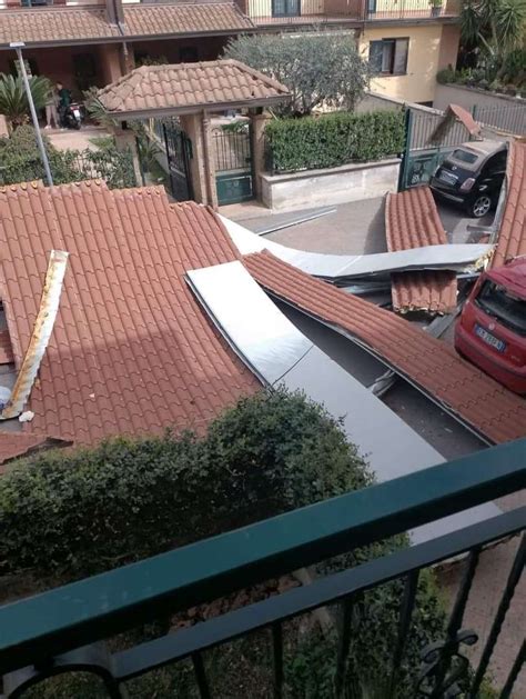 Foto Pagani Vento Scoperchia Il Tetto Di Un Edificio Sfiorato Il Dramma