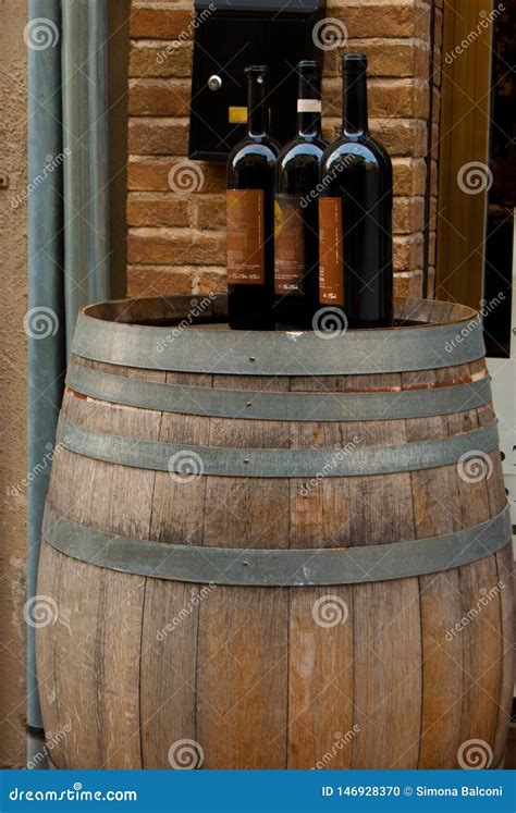 Tres Botellas De Vino Tinto En Un Barril De Madera Viejo Foto De