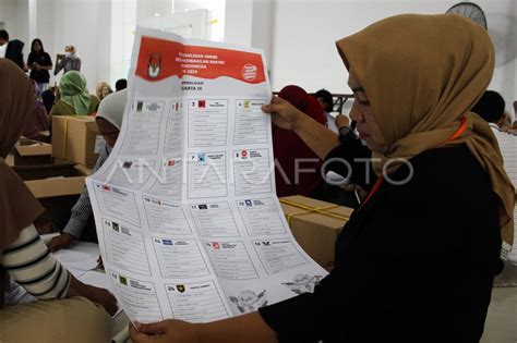 Penyortiran Dan Pelipatan Surat Suara Di Jakarta ANTARA Foto