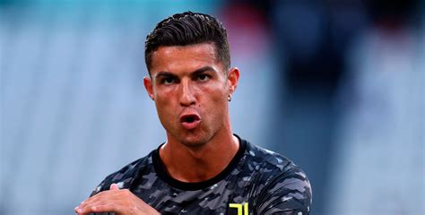 Juve Ronaldo Si Fa Male E Lascia Lallenamento