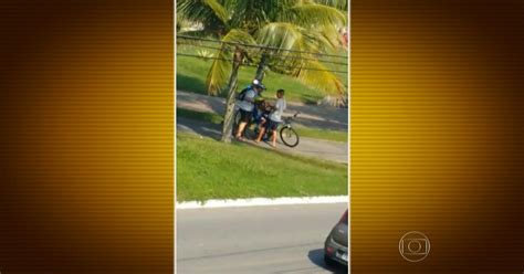 Bom Dia Brasil Bandidos Tentam Roubar Bicicletas De Casal E Filho