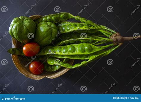 Tomates Tropicales Con Jipang O Labu Siam O Chayote Y Cebolla Se Sirven