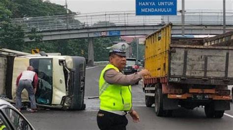 KRONOLOGI Pikap Muat Galon Terguling Di Tol Satelit Waru Tribunjatim