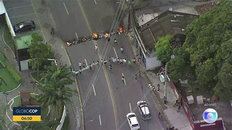 Protesto interdita Avenida Dezessete de Agosto e complica trânsito na