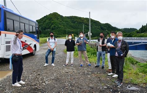 語り部として防災の心構えを訴える小川豊明さん（左） 豪雨の教訓、伝える語り部 球磨村の4人南阿蘇村から学び 25人死亡、400棟全半壊