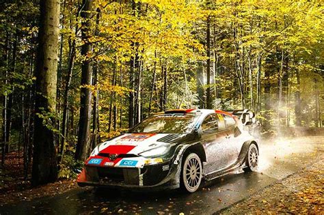 WRC samedi Kalle Rovanperä pose une main sur la couronne après les