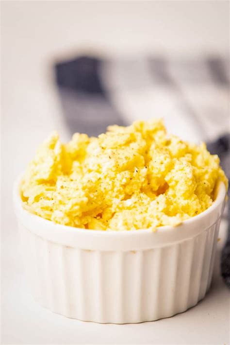 Easy Microwave Scrambled Eggs (3 Minute Recipe!)