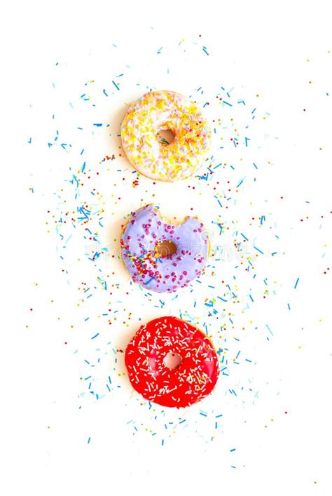 Donuts De Color Con Rociadores De Colores Sobre Fondo Blanco Cierre