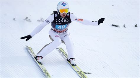 Saut Skis Le Champion Olympique Kamil Stoch Gagne La Tourn E Des