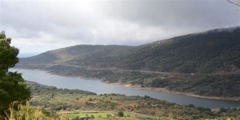 Hallan el cadáver de un hombre dentro de un coche en un embalse de Cáceres