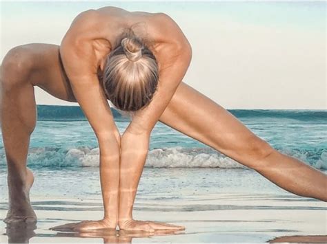 What Is Naked Yoga And What Are Its Benefits in Hindi नयड नगन