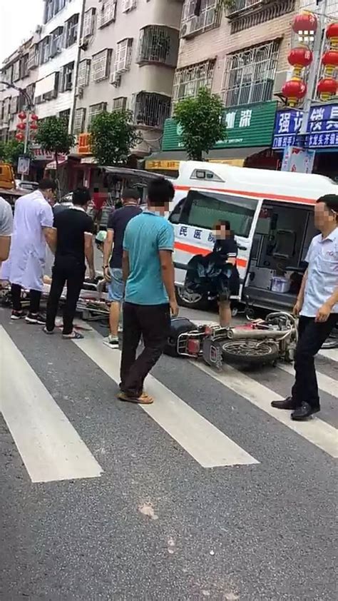 突发！陆河县城人民北路段发生一起小车开车门引发的交通事故！搜狐汽车搜狐网