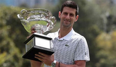 Foto Gaya Novak Djokovic Mencium Piala Australia Terbuka Foto