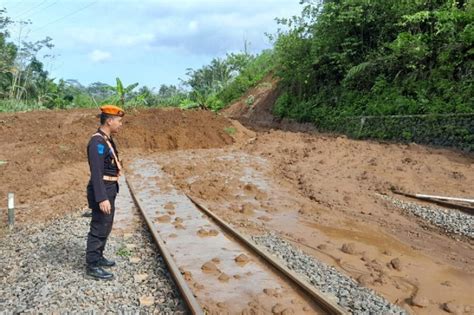 Jalur Kereta Di Banyumas Tertutup Longsor Perjalanan Ka Dialihkan