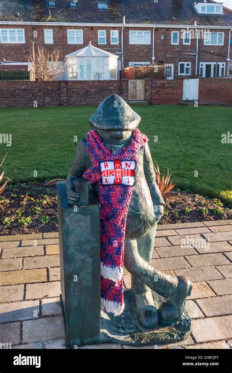 Estatua De Andy Capp Un Famoso Personaje De Dibujos Animados Creado