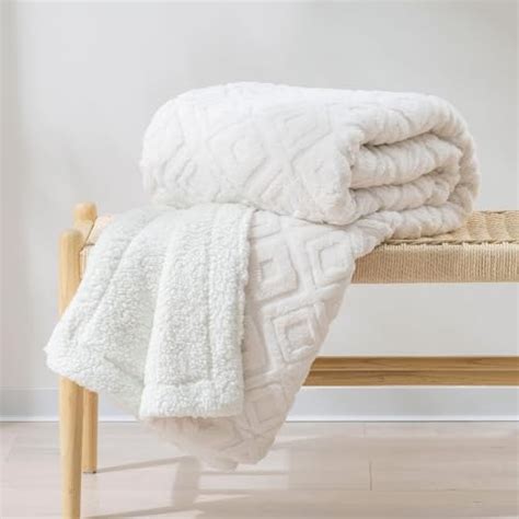 Bedsure Sherpa Fleece Throw Blanket Fluffy Fuzzy Soft Warm Jacquard