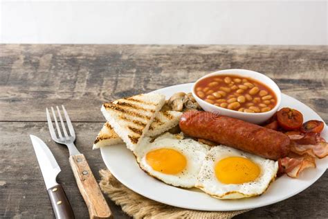 O Café Da Manhã Inglês Completo Tradicional Ovos Fritos Salsichas