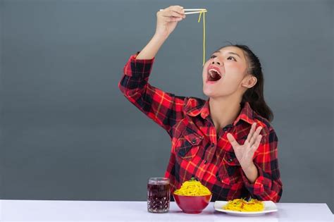 Jeune Fille Aime Manger Des Spaghettis à La Maison Photo Gratuite